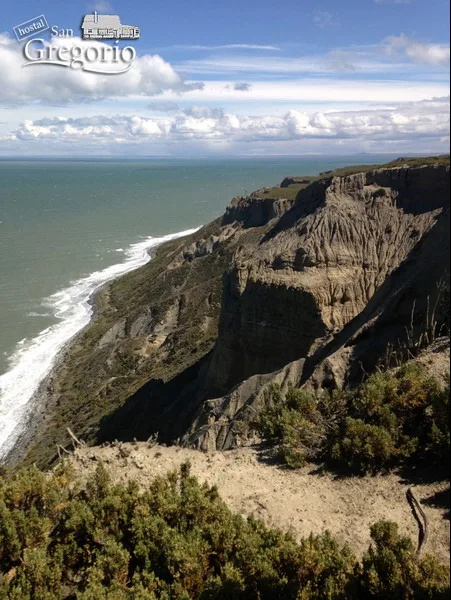 Acantilados y playa del Estrecho de Magallanes