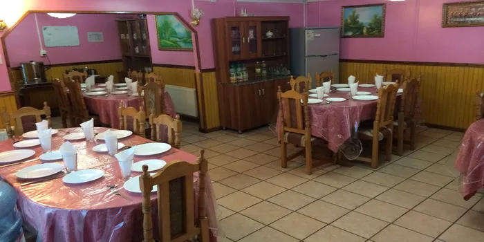 Comedor del restaurante con mesas servidas