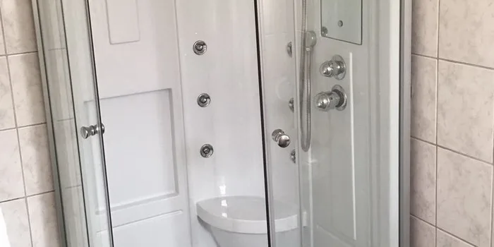 Ducha tipo shower door con hidromasaje