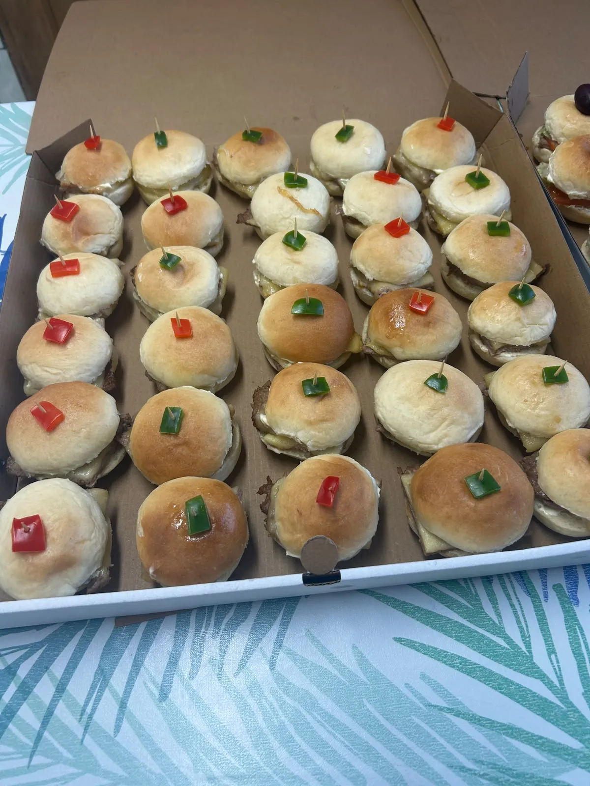 Bandeja de mini sándwiches para eventos