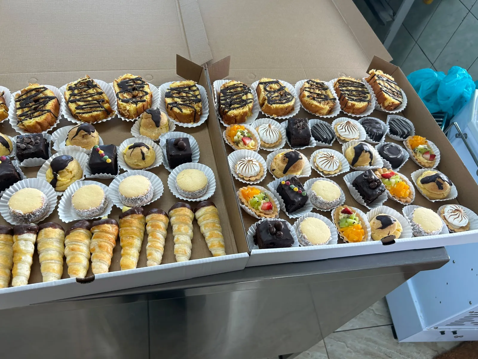 Dos bandejas de pastelería para eventos
