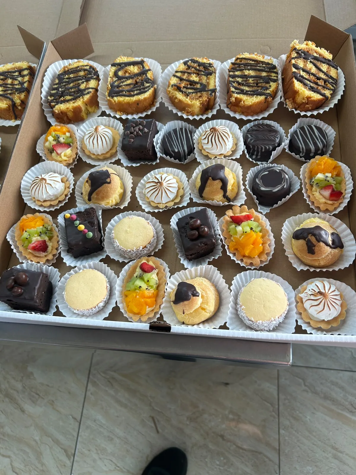 Pastelería surtida: tartaletas, merengues, brownies, alfajores y profiteroles